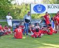 Bild: Gebert
Trainer Thorsten Meier (stehen Mitte) und die Spieler des TSV Waldershof waren nach der ersten verpassten Meister-Chance enttäuscht.