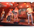 Bild: jr
Die Partyband „Highline“ begeistert im Festzelt in Griesbach ihr Publikum.