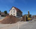 Bild: Hirsch
Die Arbeiten für die Wasserleitung und die Schachtanbindung in der Nürnberger Straße im Einmündungsbereich zur Neunaigener Straße haben begonnen. Sie sollen bis Ende Mai dauern. Die Vollsperrung wird dann wieder aufgeboben.