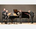 Bild: kki
Ohne Pianistin, aber trotzdem zum Klingen gebracht wurde der Steinway-Flügel in Nicolaus Richter de Vroes Auftragskomposition "Gefährten der Echo" für Bläserquintett.