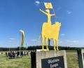 Bild: gri
Blick auf das Baufeld: Im Vordergrund ist die nächste Skulptur zu sehen, die auf Etsdorf wartet: Die "Glückliche Europa". Sie soll einmal neben dem Eichenhain stehen.