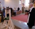 Bild: Fred Lehner
Pfarrer Wilfried Römischer segnet die neue Friedhofsglocke.