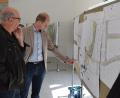 Bild: bnr
Wernbergs Bürgermeister Konrad Kiener zeigt den Besuchern die Detailplanung des neuen Baugebietes "Am Köblitzbach".