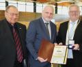 Bild: Hirsch
Oberbürgermeister Andreas Feller (rechts) verlieh dem langjährigen Bürgermeister der Partnerstadt Sokolov, Jan Picka (Mitte), die Konrad-Max-Kunz-Medaille. Links der Schwandorfer Komitee-Vorsitzende Ernst Schober.
