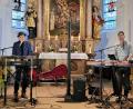 Bild: Erika Römischer-Thamm
Siegfried und Oliver Fietz (rechts) erfreuen mit ihrem Konzert viele Gäste in der Pankratiuskirche Flossenbürg.