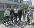 Bild: ge
Die neuen Räder sind da. Von links: Mandy Seetzen-Orth (BLSV), Thomas Rode (stv. Leiter VHS), Roland Bleisteiner (Projektmitarbeiter Integrationslotse), Anita Kinscher (KoJa), Gabriele Friedl (ehrenamtliche Mitarbeiterin), Natallia Kurylets und Asmaa Ezzo (beide Integrationslotsin).