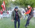 Bild: Hubert Ziegler
Die obligatorische Sektdusche für Trainer Achim Beck von der SG Paulsdorf nach dem Sieg gegen den FC Edelsfeld II. Für die SG ist es der direkte Wiederaufstieg in die Kreisklasse.
