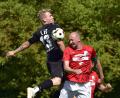 Bild: ham
Da ging es nochmal zur Sache: Der Schwarzenfelder Timon Porcher (links) im Zweikampf mit dem Kemnather Thomas Ott..