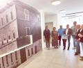 Bild: gz
Ein großes Foto im Ergeschoss des Gästehauses erinnert an das alte Schulgebäude und Gemeindehaus.