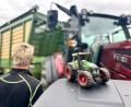 Bild: Gabi Schönberger
Irgendwann ist der Besitzer des Spielzeugtraktors alt genug für den großen Schlepper. Dann stellt sich die Frage nach der Übergabe des landwirtschaftlichen Betriebs an einen Nachfolger.