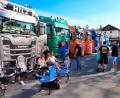 Bild: bsc
Lastwagen an Lastwagen reiht sich beim 4. Trucker-Treffen in Friedenfels vor der Steinwaldhalle und auf dem Freigelände der Firma Janner-Bau.