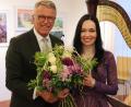 Bild: Mirko Streich
Bürgermeister Franz Stahl begrüßte Ana Grigorjev mit einem Blumenstrauß.