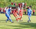 Bild: Gebert
Tief in der Nachspielzeit hätte Julian Fürst (Dritter von links) den TSV Waldershof zum Meister machen können. Aus kurzer Distanz hatte er den Ausgleich auf dem Fuß, doch der Thiersheimer Torwart Felix Riedelbauch parierte zum wiederholten Male großartig.