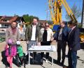 Bild: bnr
Der Spatenstich bildet den Startschuss für das neue Wohnprojekt in Schmidgaden. Im Bild von links:
Architekt Christian Haberl, Geschäftsführer Armin Stiegler, Jessica Hermann, Assistenz der Geschäftsleitung, Seniorchef Richard Stiegler und Zweiter Bürgermeister Andreas Altmann.