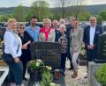 Bild: Philipp Ankenbrand
Am Grab des in Schwarzhofen sesshaft gewordenen KZ-Häftlings Nr. 2 von Auschwitz, Otto Küsel, stellte Bürgermeister Maximilian Beer (rechts) mit der Tochter von Otto Küsel, Renate Grün, (Zweite von links) und deren Familienangehörigen sowie Autor Sebastian Christ (hintere Reihe, rechts) und Ortsheimatpfleger Alfred Wolfsteiner (hintere Reihe, Zweiter von rechts) eine Schale ab.
