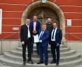 Bild: Stadtwerke Burglengenfeld
Sie alle haben das offizielle Schriftstück zum Beitritt zur BEMO unterzeichnet: BEMO-Vorstände Hans Prechtl, Christian Meyer, Bürgermeister Thomas Gesche, Klimaschutzmanager Dominik Kerner und Stadtwerke-Vorstand Johannes Ortner.
