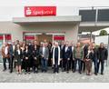 Bild: Sparkasse Eslarn/exb
Im Beisein zahlreicher Ehrengäste wurde die neu erbaute Sparkassen Geschäftsstelle in Eslarn offiziell eingeweiht.