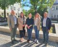 Bild: Fabian Polster/Landratsamt Tirschenreuth
Landrat Roland Grillmeier (links) sowie stellvertretende Personalchefin Isolde König (Zweite von rechts) und Personalrat Richard Schiedeck (rechts) verabschieden Stephanie Wenisch (Mitte) und begrüßen Sabrina Busch (Zweite von links) als neue Tourismusreferentin.