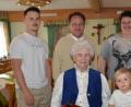 Bild: dob
Emma Vitzthum war Zeit ihres Lebens Gastwirtin mit Leib und Seele. Nun feierte sie am Muttertag ihren 85. Geburtstag. Auch Urenkel Liam an ihrer Seite. Ihre Familie mit Tochter Silvia, Ehemann Albert (vorne) und Enkel Jonas hüten die Seniorin wie ihren Augapfel. Dekan Alexander Hösl (Zweiter von links) und Bürgermeister Andreas Wutzlhofer (rechts) wünschten weiterhin viel Freude im Lebensalltag.