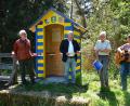 Bild: fdl
Am Grenzhäusl stehen (von links) Initiator Hans Meindl, Bürgermeister Marcus Eichenmüller sowie Hans und Sabine Weiß.