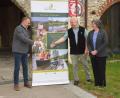 Bild: bö
Der 4. Naturpark-Tag Hirschwald findet dieses Jahr am Sonntag, 14. September, in der Naturpark-Gemeinde Ebermannsdorf statt. Dies besiegelten Naturparkgeschäftsführerin Isabel Lautenschlager (rechts), Naturpark-Vorsitzender Markus Dollacker (Mitte) und Bürgermeister Erich Meidinger bei einem Treffen im Torhaus in Hirschwald.