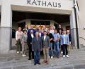 Bild: Portner
Das komplette Stadtratsgremium verabschiedet den früheren Oberviechtacher Amtsleiter Wolfgang Ruhland (vorne, links) in den Ruhestand. Bürgermeister Rudolf Teplitzky (rechts) und die Fraktionssprecher (dahinter) danken für das außerordentliche Engagement in 38 Jahren.