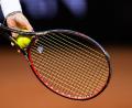 Bild: Tom Weller/dpa/Symbolbild
Eine Person hält einen Tennisschläger in der Hand.