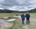 Bild: Marianne Badura/ALE Oberpfalz
Landwirtin Renate Dietl und Balduin Schönberger, Fachberater des AELF Schwandorf, bei der Abnahme der ökologischen Maßnahme