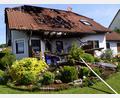 Bild: bkr
Am Dienstagabend kam es bei einem Haus am Lettenring in Kastl zu einer Verpuffung, in deren Folge das Dach Feuer fing.