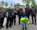Bild: Markus Meyer
Die Fish-Bikers übergeben Luca seinen Dino-Ballon inklusive Geschenke.