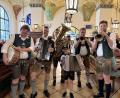Bild: Hofbräuhaus München 
Philipp (9) aus Rotzendorf meistert seinen Auftritt mit den Obermüller Musikanten im Hofbräuhaus in München mit Bravour.
