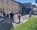 Bild: knh
In einer weiteren Spontanaktion bremsten Anlieger der Hüttener Straße und Mitglieder der Bürgerinitiative „Umgehungsstraße Mantel – jetzt!“ den Verkehrsfluss am Zebrastreifen beim „Hauptmann“ und machten mit Transparenten auf die Notwendigkeit der Umgehungsstraße aufmerksam.