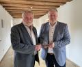 Bild: Christine Hollederer
Landrat Richard Reisinger (rechts) dankte Hartmut Schendzielorz für dessen unermüdliches Engagement.