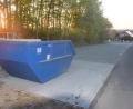 Bild: fz
Der neue Containerstandort in der Hirschauer Straße gegenüber dem Friedhof. Grüngutcontainer stehen schon.