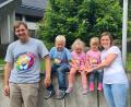 Bild: Gradl
Susanne und Bernhard Gradl mit ihren Kindern (von links) Johannes, Anna und Sophia. Anna leidet an der seltenen Krankheit FOP.