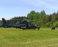 Bild: lnz
Kaum ist der Helikopter der Bundespolizei auf der Wiese neben der Straße zum Grenzübergang Waldsassen gelandet, springen die Einsatzkräfte ab, sammeln sich und laufen zum Kontrollpunkt.