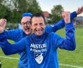 Bild: Lena Grosser
Mission Wiederaufstieg gelungen: Trainer Markus Schreiner feiert zusammen mit einem Fan den Kreisklassenaufstieg des SV Altenstadt/Voh.