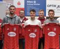 Bild: Harald Bäumler
Die Neuzugänge der SpVgg Vohenstrauß mit Trainer und Funktionären: (von links) Sportlicher Leiter Stefan Linz, Mateo Lovrinovic,, Dritter Vorsitzender Michael Riedl, Lukas Grünauer, Trainer Martin Schuster, Jonas Helgert und Erster Vorsitzender Uli Münchmeier.