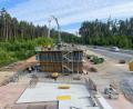 Bild: Stefan Noll
Die Bauarbeiten an der neuen B 85-Brücke in der Wolfsgrube schreiten gut voran – jetzt wurde das nördliche Widerlager des neuen Bauwerks betoniert.