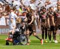 Bild: Axel Heimken/dpa
So wie der Fan hier können Rollstuhlfahrer Fußballspiele in der Bundesliga nicht immer genießen. Viele erhalten erst gar keinen Zugang.