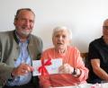 Bild: Hirsch
Bürgermeister Frank Zeitler gratulierte Katharina Zitzmann zum 90. Geburtstag und überreichte ihr ein Kuvert mit drei Nabburg-Zehnern. Auch ihr Sohn Werner Zitzmann (rechts) feierte mit der Jubilarin.
