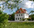 Bild: F. D. Beer
Mitten in Maiersreuth steht das alte Schulhaus, das im Rahmen der Dorferneuerung mit großzügigen Fördermitteln des Amts für Ländliche Entwicklung saniert wurde.