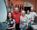 Bild: Stephan Huber
Seit 1989 führen Klaus und Karin Bär (Mitte) die Metzgerei im Herzen der Sulzbacher Altstadt – tatkräftig unterstützt von Tochter Daniela (links), Sohn Matthias und Schwiegertochter Jacqueline. Alle fünf sind emotional mit dem Betrieb verbunden, doch sie freuen sich auf künftig mehr Freizeit und weniger Stress.