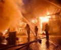 Bild: Freiwillige Feuerwehren Landkreis Bayreuth
Atemschutzgeräteträger löschen das Feuer, das einen Scheunenkomplex in Bronn vollständig zerstörte.