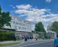 Bild: Gabi Schönberger
Schüler sammeln sich nach dem Einsatz in der Jahnstraße und warten auf den Bus. Am Eschenbacher Gymnasium kam am vergangenen Freitag eine Droh-Mail an.