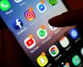 Bild: Yui Mok/PA Wire/dpa
Ein Smartphone-Display mit Symbolen von Social-Media-Apps. Eine Frau hat sich mit einem Kommentar zu einem Verbrechen in einem Netzwerk strafbar gemacht und muss nun vor dem Schwandorfer Amtsgericht die Konsequenzen tragen.