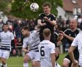 Bild: ham
Jan Kasseckert köpft knapp neben das Tor. Es war eigentlich die einzige Chance der Kemnather in der ersten Hälfte. Am Ende verlor die Buchberg-Elf mit 0:2.