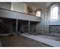 Bild: Houschka
Das Innere der Wolfringer Kirche ist zu einer Baustelle geworden. Die Bänke sind zwischengelagert. Wo sie über Jahrhunderte hinweg ihren Platz hatten, schaut momentan das blanke Erdreich heraus.
