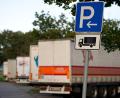 Bild: Inga Kjer/dpa
Geparkte Lastwagen stehen auf einem Autobahnrastplatz. "Planenschlitzer" haben zuletzt zweimal in der Region zugeschlagen und Ladung aus den Aufliegern gestohlen.