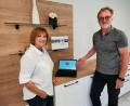 Bild: gz
Der Ideengeber Wolfgang Altmeyer von "DerBrillenmann GmbH" stellt Quartiermanagerin Petra Brenner das neue Quartier-Portal als Eslarner Pilotprojekt vor.